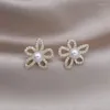 Boucles d'oreilles à tige plaqué or 14 carats bijoux de mode français Zircon exquis fleur creuse perle accessoires de travail quotidien des femmes élégantes