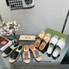 Nya kvinnors låsande g espadrilles ensamma platta glidskivor tofflor raffia sandaler öppna tår lyxdesigner casual skor fabrikskor storlek 35-41