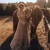 Champagne Country Western Wedding Gowns med långa ärmar Retro Cowgir V-Neck Bohemian spets brudklänningar svep Train tulle en lin244h