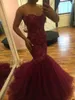 Party Dresses 2023 Bourgogne Mermaid Sweetheart African Prom Beads Lace Applique Backless Sweep Train Strapless Plus aftonklänning