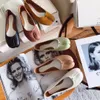 Lyxdesigners Tabis skor Kvinnor Ballerina Casual Shoes Split Toe Sandals Polering Cream Lambskin Calf Justerbar Strap Classic Sandaler med Box Size 35-40