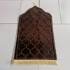 Teppich-Gebetsteppich für muslimische Ramadan-Flanell-Teppich-Anbetung, kniende Prägung, Bodenteppiche, rutschfest, weich, tragbar, Reise-Gebetsteppich 230731