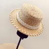 Cappelli a tesa larga Elegante stile vintage Hepburn Cappello piatto in paglia di grano con perle Cappello estivo femminile Chic Protezione solare Spiaggia Visiera parasole