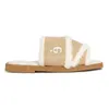 designer pantoffels sliders slippers sandalen houtachtig plat muiltje De Maison's O-signatuur prijkt op de binnenzool Het gemakkelijke instapdesign maakt van deze flat een musthave voor de zomer L1