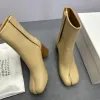 Neue glitzernde anatomische Tabi-Stiefel mit klobigem Absatz und runder Zehenkappe