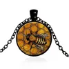 Подвесные ожерелья Новое золотое сотовое ожерелье пчелиного ожерелья меда Queen Po Glass Crystal Cabochon 4 Цвета Цепин