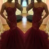 Party Dresses 2023 Bourgogne Mermaid Sweetheart African Prom Beads Lace Applique Backless Sweep Train Strapless Plus aftonklänning