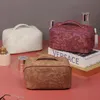 Bolsa de maquillaje de gran capacidad de cuero PU Bolsas de cosméticos en relieve tridimensionales de estilo vintage multifuncional