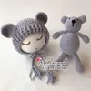 Haarschmuck Häkelmuster Baby Bärenmütze mit Spielzeug für Born Pography Requisiten Beanie Cap Studio Po Animal