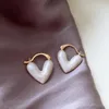 Pendientes de tuerca con hebilla de oreja de corazón esmaltada para mujer, colgante de melocotón de amor de Color blanco, regalo de pareja, accesorio de joyería romántico sencillo y bonito