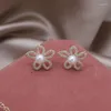 Boucles d'oreilles à tige plaqué or 14 carats bijoux de mode français Zircon exquis fleur creuse perle accessoires de travail quotidien des femmes élégantes