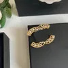 Lyxdesigner brosches mode män kvinnor märke bokstav hög kvalitet legering material brosch 18k guld pläterad silver inlagd kristall pärla bröllop klänning stift smycken