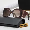 Designer solglasögon lyxiga glasögonskyddarepersonaliserad stor ramdesign UV400 Alfabetdesign Solglasögon Kör resor strand slitage solglasögon fodral