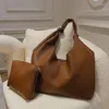 Bolsas de noite sólida bolsa hobo 2023 tendência feminina grande couro macio designer bolsas simples com bolsas de ombro de alta capacidade