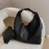 이브닝 백 솔리드 호보 백 2023 트렌드 여성 대형 소프트 가죽 디자이너 지갑 고용량 어깨가있는 간단한 핸드백