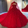 Vestidos de casamento vermelhos muçulmanos de Dubai 2021 com cristais de miçangas vestidos de noiva tamanho grande com capa lindas noivas vestidos de casamento personalizados Ma273W