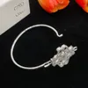 Motif à la mode avec bracelet de tempérament orné de diamants avec un bracelet simple et luxueux haut de gamme de style étranger brillant de 18 carats