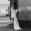 2021 Einfache kurze Etui-Brautkleider mit großer Schleife am Rücken, sexy, schulterfrei, weiß, elfenbeinfarben, Satin, Brautkleider, Outdoor, Graden, Strand, B261u