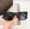 Square Okulary 1030 Black Gray Gradient Kobiety Sunnies Gafas de Sol Designer Okulary Occhialia Da Sole Uv400 Ochrona Okusz