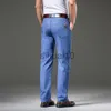 Jeans da uomo Primavera Estate Classica vestibilità rilassata da uomo Flex Jean 2023 Nuovi uomini a vita alta Business Casual Pantaloni classici in denim blu nero J230728