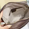 Borsa a tracolla alla moda Borsa da uomo all'aperto Borsa a tracolla postino dal design verticale con stampa classica