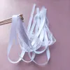 Bannière Drapeaux 50pcs Blanc Dentelle Ruban Baguettes De Mariage avec Cloche D'or 20pcs Ruban De Mariage Fée Bâton Twirling Banderoles Parti Prop Baguettes 230731