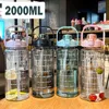 Gobelets 2L Bouteille D'eau Avec Paille En Plein Air Portable Sports Tasse À Boire Bouteilles De Remise En Forme Réutilisables Échelle De Temps Froid D'été 230731