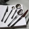 Zestawy naczyń stołowych noże łyżki sztućce scenografia designerska