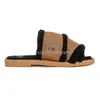 Designer tofflor skjutreglage Slides Sandaler Woody Flat Mule Maison's O Signature pryder den inre sulan. Den enkla slip-on-designen gör denna lägenhet till en sommar väsentlig L1