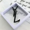 Simple Women Letter Pins Brooch Designer Jewelry For Women Gold Black Broochs Mens Classic Brand Breast Ornament Lady Dress Decoration Pins