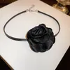 قلادة زهرة سوداء قش للنساء للنساء قوطية قابلة للتعديل حبل الحبل المجوهرات على الرقبة