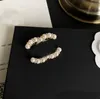 Lyxdesigner brosches mode män kvinnor märke bokstav hög kvalitet legering material brosch 18k guld pläterad silver inlagd kristall pärla bröllop klänning stift smycken