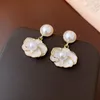 Orecchini pendenti con perle di fiori barocchi bianchi per le donne Fashion Personalità di lusso Splendidi gioielli Date Nights