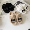 Chanells Designer Channel Winter Chanelliness Best Bow Murs Slippers Slides Purry Fluffy Beeploing C Plush Sandal Mules Скальитесь на квартиру на пятке Luxury D