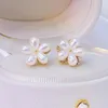 Studörhängen Feminia Minimalist Tiny Flower Earring For Women Elegant 14k Real Gold utsökta bröllopsmycken Pedant Giftstud