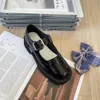 2024早春の女性デザイナー新しいカジュアルレザーシューズ光沢のある革の黒と白のレフ靴
