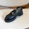إيطاليا ماركات مصممة امرأة loafer أحذية أبيض أسود العجل الجلود moccasins تطريز النحل مطاط واحد