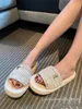 Lüks Tasarımcı Sandalet Ve Terlik Kadın 2023 Yaz Eğim Topuk Kalın Alt Tek Kelime Dokuma kanal Slayt Mektupları Rahat Plaj Orta Topuk Terlik Kadın