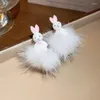 Orecchini pendenti alla moda in peluche bianco per le donne Ragazze Autunno Palla di pelo Gancio Gioielli di moda Decorazioni in cristallo per feste