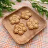 Bakvormen Cartoon Zonnige Bloemvormige Koekje Schimmel DIY Plastic Handpers Leuke 3D Cookie Cutter Stempel Schimmel Keuken tool