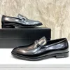 Geborsten lederen loafers band met geëmailleerde metalen driehoek Logo Mens Business Dress Shoes Classic Fashion Cowhide Leather Loafer schoenen Hoge kwaliteit groot formaat 38 46