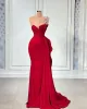 Plus Size One Shoulder Meerjungfrau Sexy Ballkleider Arabisch Aso Ebi Rote Perlen Kristalle Satin Abend Formale Party Zweiter Empfang Brautjungfernkleider 1101