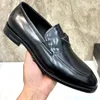 Mocassins en cuir brossé Bande avec logo triangulaire en métal émaillé Chaussures habillées pour hommes Chaussures mocassins en cuir de vachette de mode classique de haute qualité Grande taille 38 46