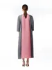 Casual Dresses Miyake veckade liten V-ringkontrast Splice Color Dress Women 2023 Autumn Designer High Fashion Causal Loose Plus Size