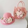 Розовая соломенная сумка милой девушки круглый цветочный пляжный сумка летняя тканая сумка для плеч с солнечной шляпой. Кассовые сумочки 230401
