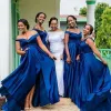 2023 Royal Blue Bridesmaid klänningar en linje golvlängd ruched satin från axelband skräddarsydd plus storlek piga av hedersklänningar vestidos strandbröllop bröllop