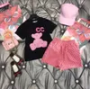 Conjuntos de roupas de grife de luxo infantil camiseta rosa com monograma shortst moda marca de moda britânica verão tesouros infantis e meninas algodão duas peças