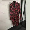 Vestido largo para mujer con estampado de cerezas de diseñador con cuello alto y faldas rojas de manga larga delgadas