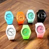 Montres-bracelets Mince Genève Bonbons Couleur Silicone Montre Robes Gratuites Pour Femmes Étudiant Jelly Casual Hommes Cadeau Simple Relojes Para MujerWristwatch