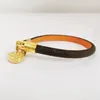 Pulsera de dijes para mujeres Diseñadores Pulseras de uñas Patrón de cuatro flores Cerradura de amor Pulsera de cuero de PU Amistad Colgante de oro Colgante mal de ojo Estilo de carro de moda